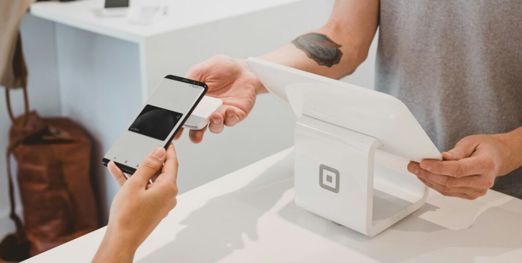 Bezahlvorgang mit dem Handy an der digitalen GoBD-konformen Kasse.