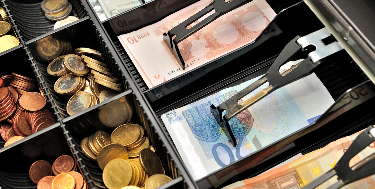 Geldschublade mit Bargeld